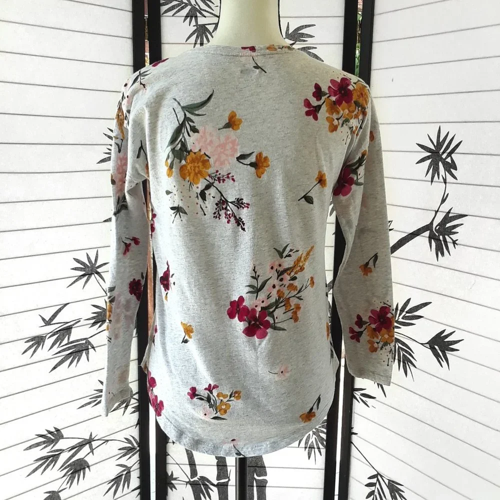 ❤️ Old Navy Silver Floral Print High Low Top 2/$15